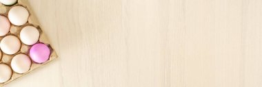Ahşap arka planda renkli paskalya yumurtaları.