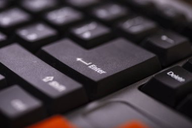 Yakından gir düğmesi. Bilgisayar klavyesi kapat.