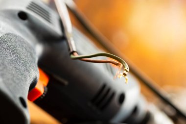 Tamirhanedeki elektrikli aletin kabloları kırılmış. Güç aracı onarımı