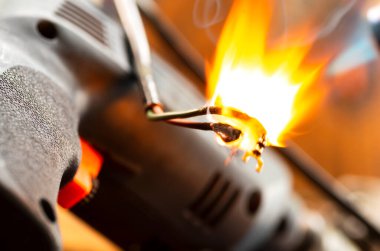 Tamir atölyesindeki elektrikli aletlerin kablolarını yakmak. Güç aracı onarımı