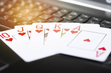 Çevrimiçi oyun platformu, kumarhane ve kumar işi. Dizüstü bilgisayarda poker kartları.