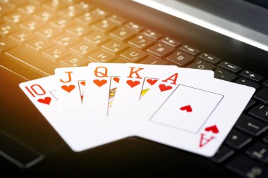 Çevrimiçi oyun platformu, kumarhane ve kumar işi. Dizüstü bilgisayarda poker kartları.