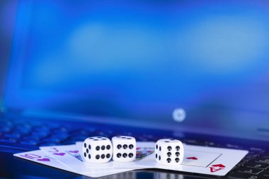 Çevrimiçi oyun platformu, kumarhane ve kumar işi. Kartlar, dizüstü bilgisayarda zar.