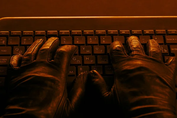 해커가 노트북 키보드에 시스템을 해킹했어 장갑을 — 스톡 사진