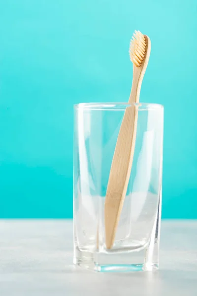 Οικολογικό Φυσικό Μπαμπού Οδοντόβουρτσα Ένα Ποτήρι Μπλε Φόντο Υγειονομική Περίθαλψη — Φωτογραφία Αρχείου