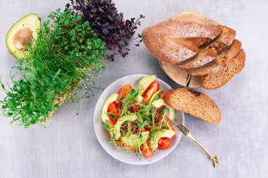 Mikroyeşil domatesli sebze salatası ve ovacado, marullu mikroçerez..