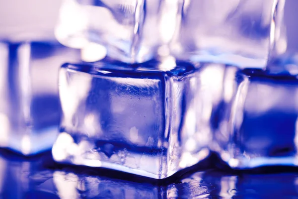 Cubos Hielo Húmedos Sobre Fondo Azul Primer Plano — Foto de Stock