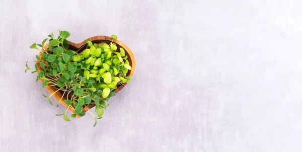 Masada kalp şeklinde ahşap bir tabakta mikroçerezler, sağlıklı yiyecek konsepti.