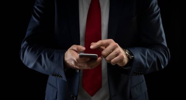 Akıllı cep telefonu kullanan bir adama yaklaş.