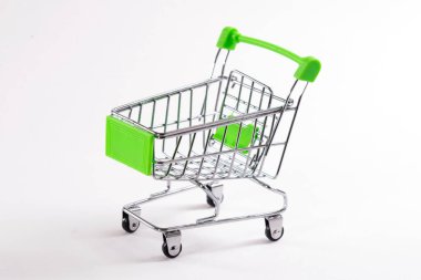 Beyaz arka planda mini alışveriş arabası