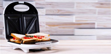 Sandviç presinde peynirli ve domatesli sandviç yapıyorum..