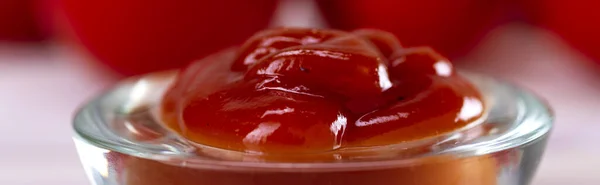 Tigela Vidro Ketchup Molho Tomate Com Tomates Mesa Perto — Fotografia de Stock