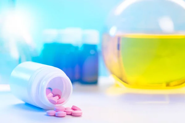 Antecedentes Muitos Frascos Químicos Uma Garrafa Comprimidos Indústria Farmacêutica Cuidados — Fotografia de Stock