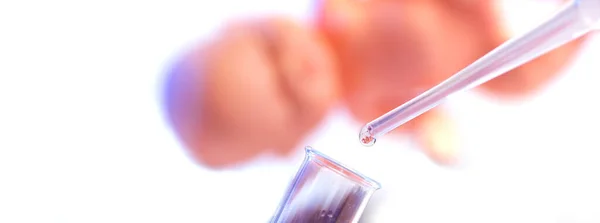 化学実験室内の液体の滴と化学試験管とピペット 赤ん坊は液体の落下に反映される 受精の概念 — ストック写真
