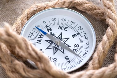 Güneş ışığı ve iple pusulayı kapat.