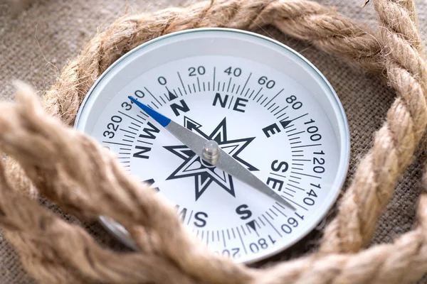 Nahaufnahme von Kompass mit Sonnenblendung und Seil — Stockfoto