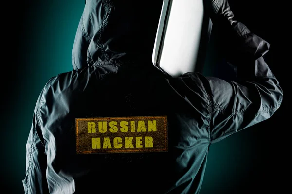 Ρώσος Χάκερ Ένα Λάπτοπ Στον Ώμο Του Σκοτεινό Φόντο Έννοια — Φωτογραφία Αρχείου