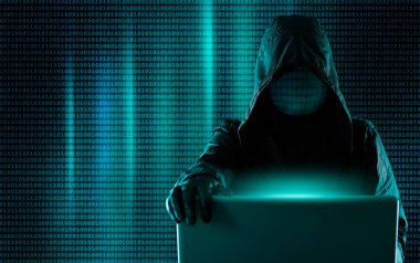 Hackleme sistemi, dizüstü bilgisayarın arkasındaki siber suçlular, arka planda dijital ikili kod. Hacker sisteme giriyor..