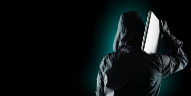 Omzunda karanlık bir geçmişi olan bir bilgisayar korsanı. Siber suçlu.