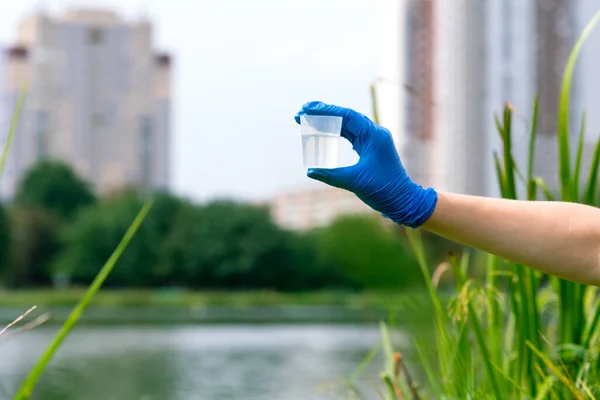 Una Mano Con Guantes Sostiene Vaso Precipitados Con Una Muestra — Foto de Stock