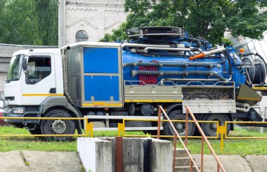Kentsel atık suyu şehir atığı suyuyla temizleme aracı.