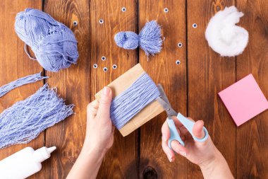 Dekorasyon için iplik kuşunun nasıl yapıldığını. Çocuk sanat projesi. Diy konsepti. Eller mavi bir güvercinin mavi iplikçiklerinden yapılır. Adım adım fotoğraf talimatları.
