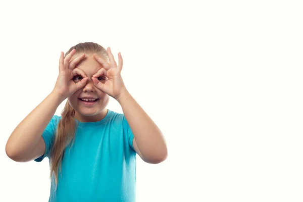 Alegre Niña Caucásica Una Camiseta Azul Hace Gafas Con Sus — Foto de Stock