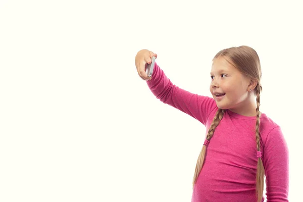 Linda Niña Caucásica Tomando Una Foto Usando Teléfono Inteligente Moderno — Foto de Stock