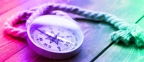Kompass Und Seil Auf Hölzernem Texturhintergrund Neonlicht — Stockfoto