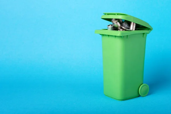 Altbatterien Einem Plastikbehälter Abfallrecycling Umweltkonzept Korb Mit Batterien Auf Blauem — Stockfoto