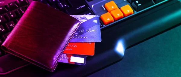 Konceptuella Visa Line Shopping Med Kreditkort Plånbok Och Laptop — Stockfoto