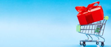 Mavi arka planda, metin için yeri olan hediye arabasıyla yaratıcı bir konsept.