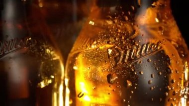 Bira şişesi masada dönerken yavaş çekim.