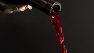 Yavaş çekimde şarap dökülür.
