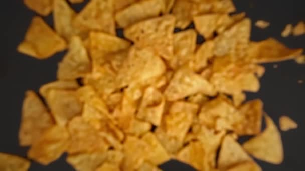 Lassú mozgás repülő nachos chipek fekete alapon — Stock videók