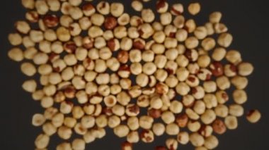 Kabuğu soyulmuş fındıkların yavaş hareketi siyah bir arkaplan