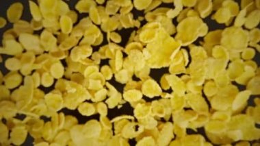 Siyah bir arka planda yavaş hareket eden kuru kahvaltı.