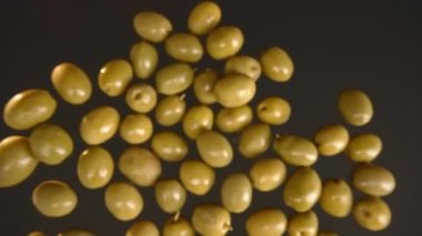 Siyah arka planda uçan zeytinlerin yavaş hareketi