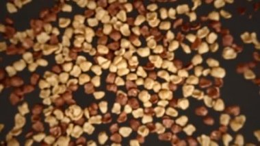 Yavaş çekimde kuru kahvaltı ve siyah arka planda çikolata uçuşuyor.