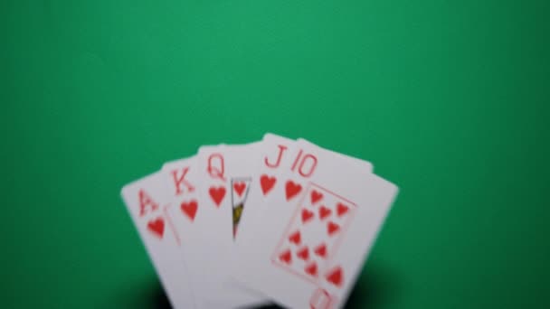 Royal Flush Hearts cadere sul tavolo verde, combinazione di poker più fortunata. — Video Stock