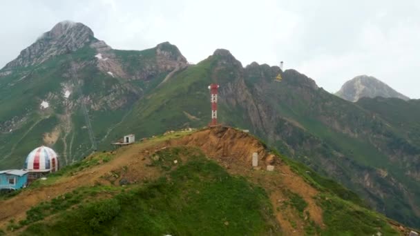 Drone schieten van badmeester station op de top een bergen met gras in Sochi in Videoclip