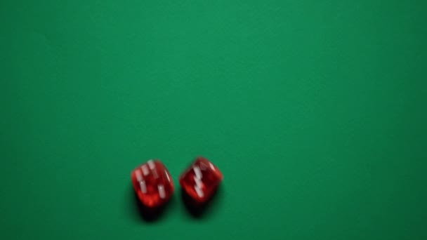 Κόκκινα ζάρια πέφτουν στο πράσινο τραπέζι. Οι αριθμοί 6 και 6 εμφανίζονται στα ζάρια. — Αρχείο Βίντεο