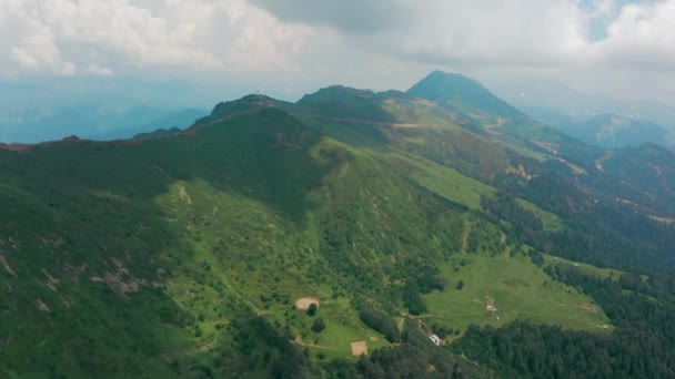 Drone shoot d'une montagne avec de l'herbe à Sotchi en été — Video