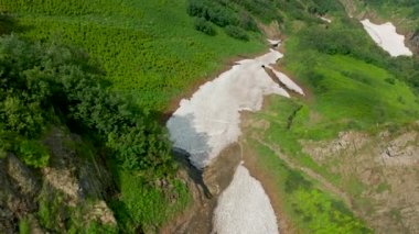 Soçi 'de kar, ot ve dağ güveci olan dağların insansız hava aracı çekimi.
