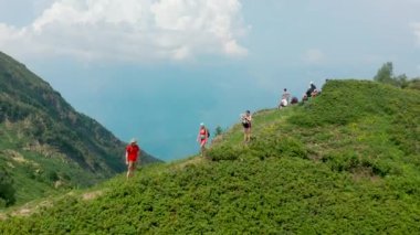 Tropik bölgelerdeki Soçi dağlarında otların arasında yapılan yürüyüşün insansız hava aracı görüntüleri.