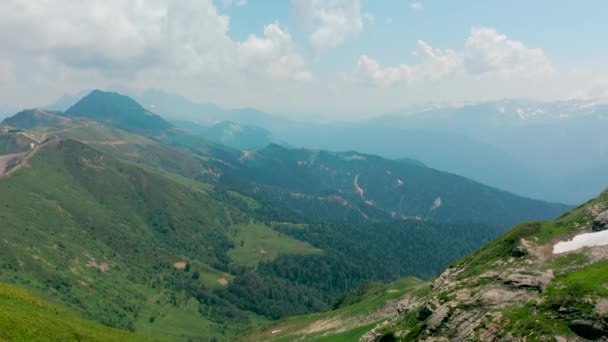 Drone shoot d'une montagne avec de l'herbe à Sotchi en été — Video