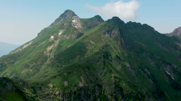 Drone shoot d'une montagne avec de l'herbe à Sotchi en été — Video
