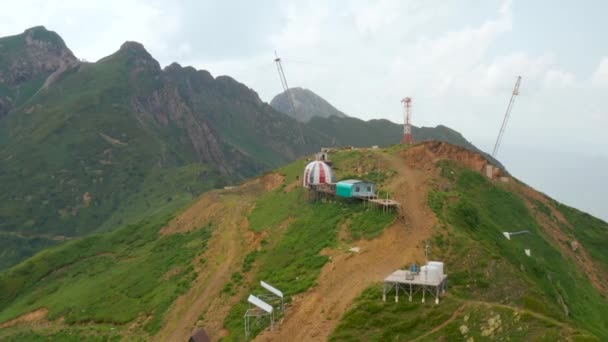 Съемка дрона спасательной станции на вершине горы с травой в Сочи в — стоковое видео