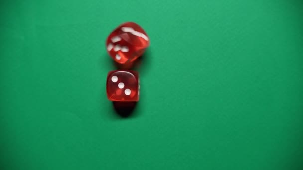 Червоні кубики падають на зелений стіл. Числа 5 і 3 з'являються на . — стокове відео