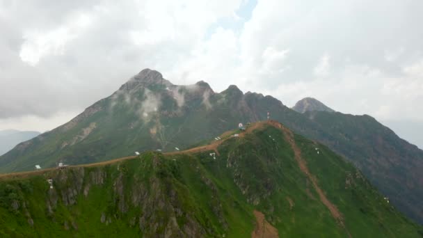 Drone shoot de la station de sauveteur sur le sommet d'une montagne avec de l'herbe à Sotchi en — Video